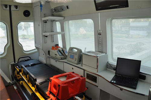 若羌县救护车内部
